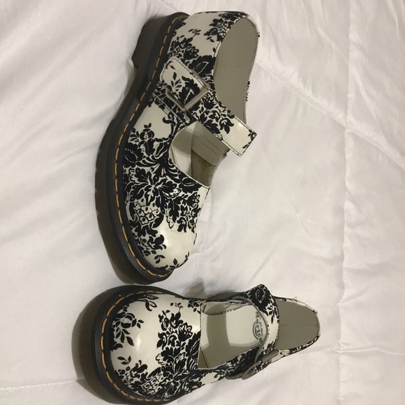 Dr. Martens Shoes - Dr. Martens shoes size 6